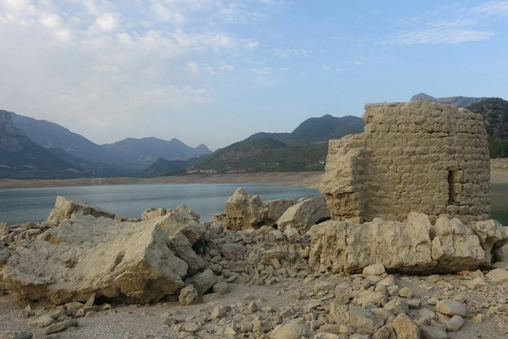 Sular çekildi, Kozan Barajı altındaki tarihi yapılar gün yüzüne çıktı