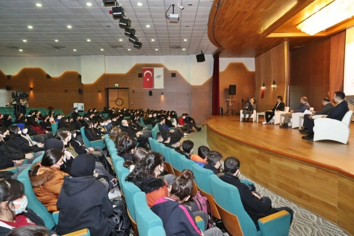 Sultangazili gençlerle iletişimin incelikleri üzerine keyifli sohbet