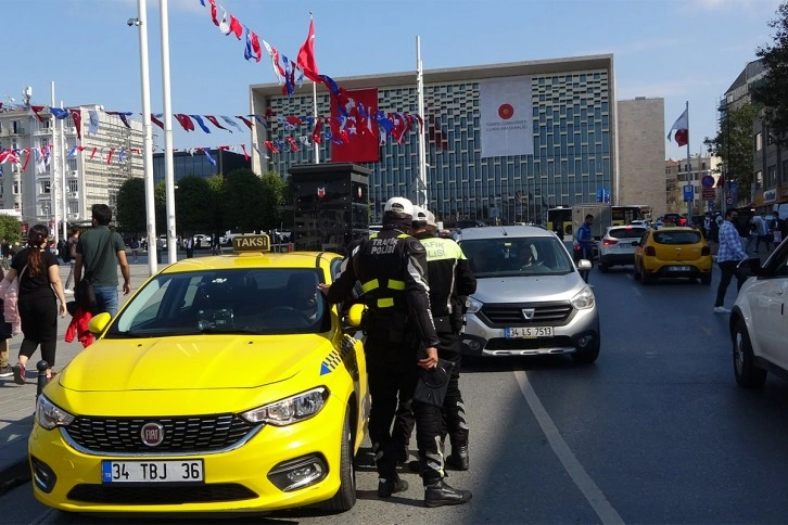 Taksim’de taksi denetimi: 2 taksi trafikten men edildi