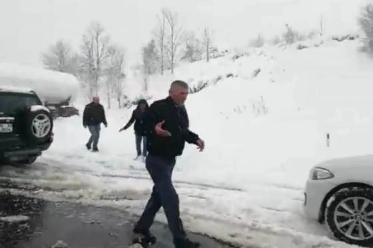 TEM’de kalan araçları, vatandaşlar kendi çabalarıyla kurtardı