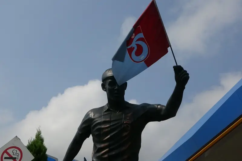 Trabzonsporlu taraftarlar, Nwakaeme'nin heykelini yaptırdı