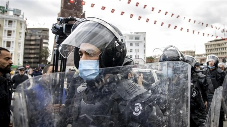 Tunus'ta devrimin yıl dönümünde Said'in kararlarının protesto edildiği eyleme müdahale