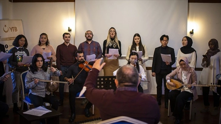 Türkiye'de okuyan yabancı öğrenciler Türk müziği korosu kurdu