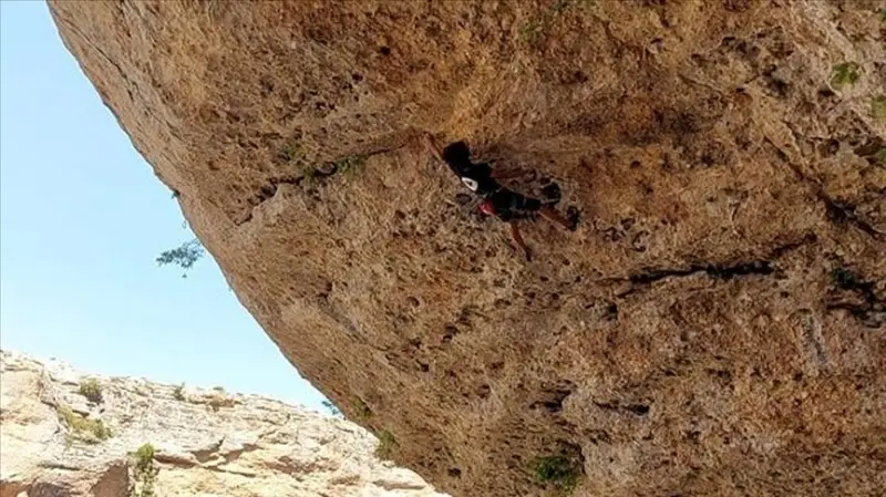 Türkiye'nin en zorlu kaya rotalarından birini 14 yaşında tırmandı