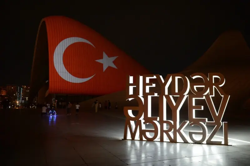 Türkiye’ye destek amacıyla Haydar Aliyev Merkezi’ne Türk bayrağı silüeti yansıtıldı