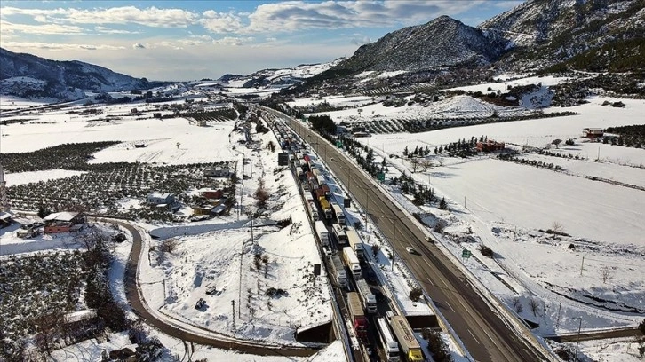 Ulaşıma kapanan Osmaniye-Gaziantep Otoyolu'nda bekleyiş sürüyor