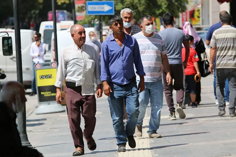 Vakaların arttığı, maskelerin çene altına indiği Elazığ'da HES uygulamasında kızardı