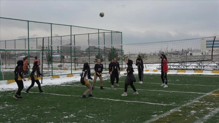 Van'da atıklardan öğrenciler için spor sahası ve kültür evi inşa edildi