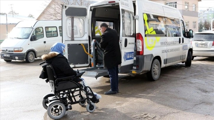 Van'da engelli öğrenciyi Açıköğretim sınavına Büyükşehir Belediyesi ekibi götürdü