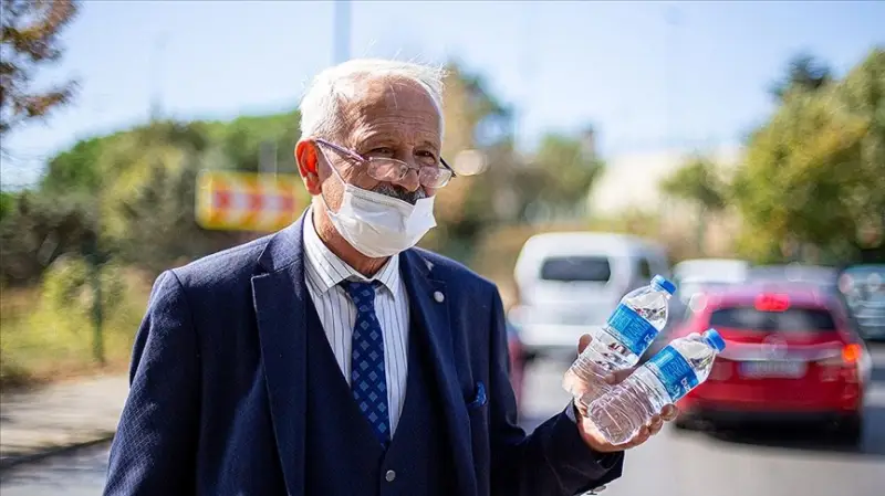 Yaklaşık 50 yıldır kravatını çıkarmayan yol kenarındaki sıra dışı su satıcısı