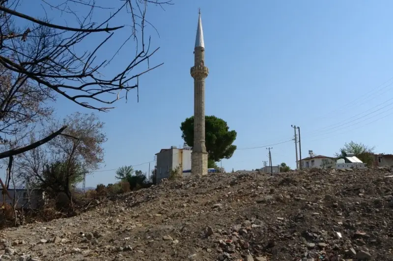 Yangında hasar gören cami yıkıldı, minaresi kaldı