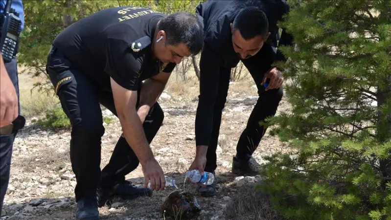 Yangının ortasında kalan kaplumbağayı polisler kurtardı