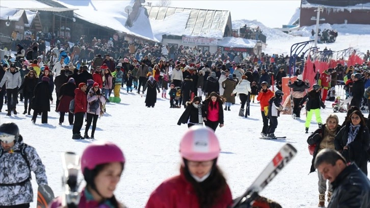 Yarıyıl tatilinin son gününde Erciyes'te yoğunluk yaşanıyor