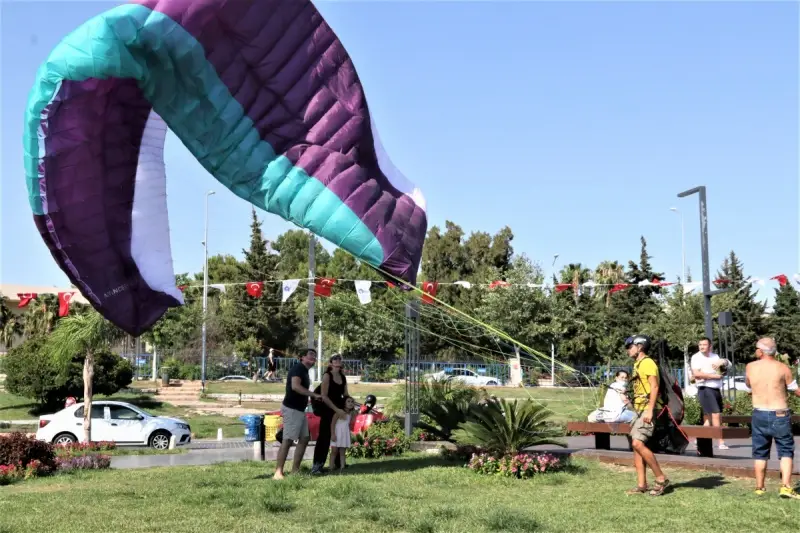 Yasak dinlemeyen İtalyan paraşütçünün inadı