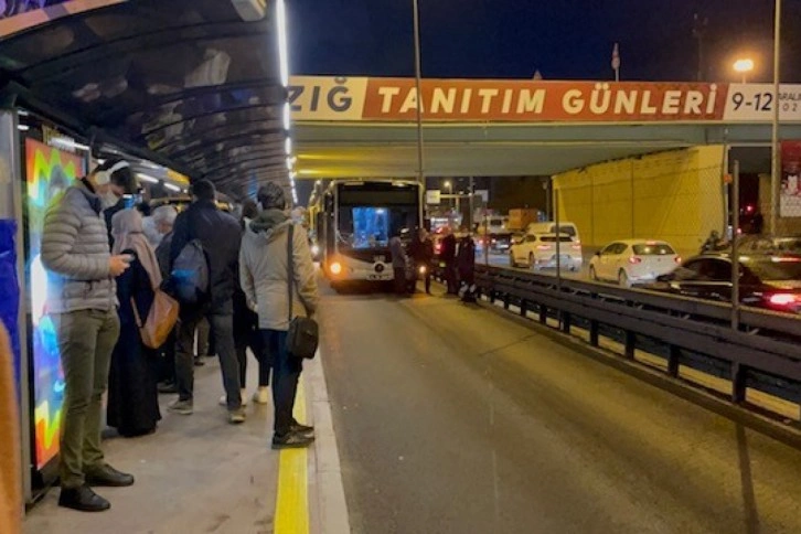 Yine metrobüs arızası: Vatandaş isyan etti