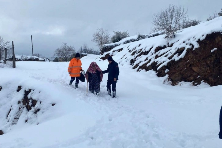 Yol kardan kapandı, hasta kadının imdadına ekipler yetişti