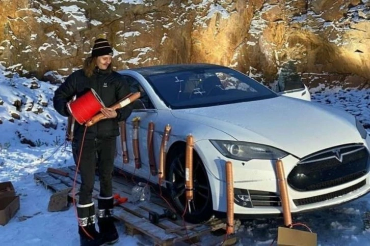 Yüksek onarım maliyetleri nedeniyle Tesla marka aracını dinamitle patlattı