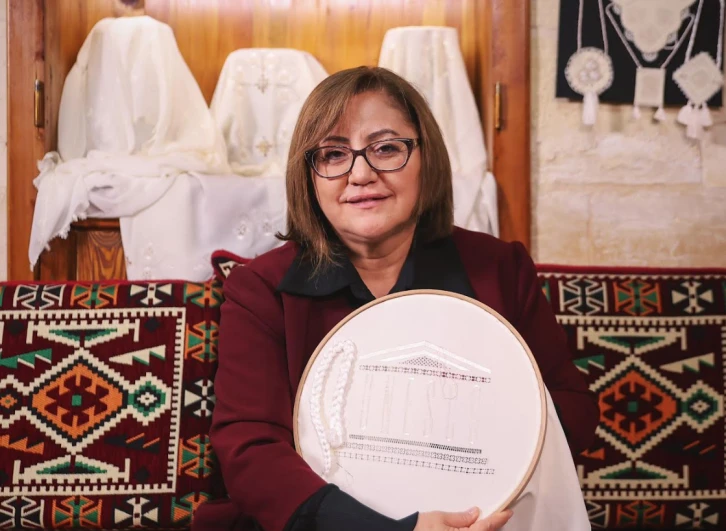 BAŞKAN ŞAHİN’İN GİRİŞİMİYLE EL EMEĞİ GÖZ NURU ANTEP İŞİ NAKIŞI UNESCO TARAFINDAN TESCİLLENDİ