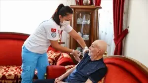 102'nci yaş gününde üçüncü doz aşısını oldu