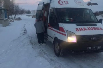 104 köy yolunda ulaşım sağlanamıyor, vakaya giden ambulans da yolda kaldı