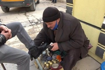 45 yıldır ayakkabı boyayarak evini geçindiriyor