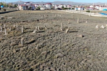 5 asırlık mezar, insan boyunu aşan taşları ile dikkat çekiyor