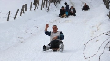 60'lık delikanlıların 'kızaklı rekabeti' tebessüm ettiriyor