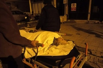 80 yaşındaki hasta sokaklarda sedyeyle taşındı