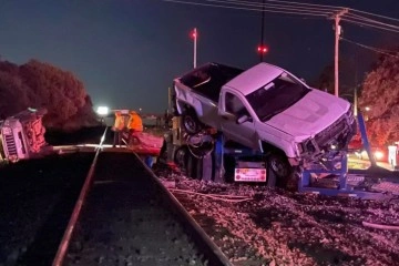 ABD’de yolcu treni araç yüklü tıra çarptı: 4 yaralı