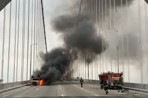 ABD’deki San Francisco-Oakland Körfez Köprüsü üzerinde kamyon yangını