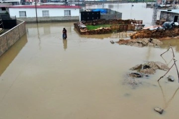 Adana’da yağmur mahalleyi sular altında bıraktı
