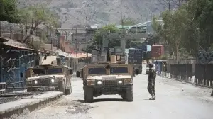 Afganistan'da 2 vilayet merkezi Taliban kontrolüne geçti