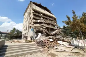 Afyonkarahisar’da kontrolsüz yıkım korku dolu anlar yaşattı