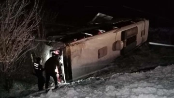 Afyonkarahisar'da yolcu otobüsünün devrilmesi sonucu 21 kişi yaralandı