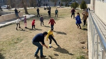 Afyonkarahisar'daki depremzede çocuklara spor ve oyun terapisi