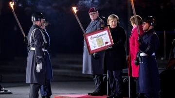 Almanya Başbakanı Merkel için askeri veda töreni düzenlendi