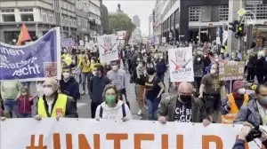 Almanya'da binlerce kişi sosyal adaletsizlik ve ırkçılığı protesto etti