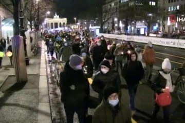 Almanya'da hükümetin Covid-19 aşısını zorunlu hale getirme planı protesto edildi