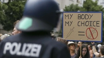 Almanya'da hükümetin Kovid-19 politikası protesto edildi