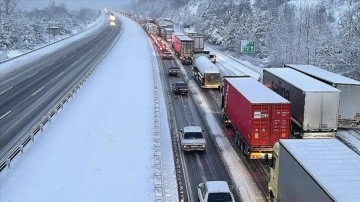 Anadolu Otoyolu'nun Bolu kesiminde zincirleme trafik kazalarında 10 kişi yaralandı