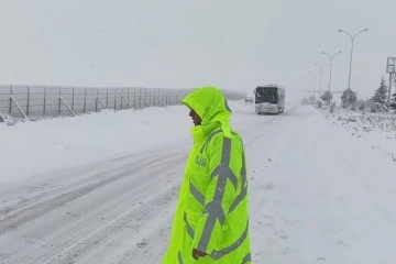 Ankara-Kayseri karayolunda trafik kontrollü sağlanıyor