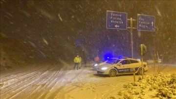 Antalya Kaş'ta kar yağışı etkili oluyor