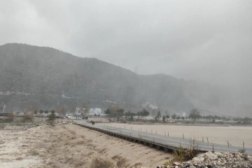 Antalya'da Boğaçay taştı, köprü ulaşıma kapandı