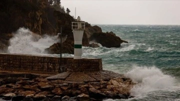 Antalya'da kuvvetli rüzgar ve sağanak etkili oluyor