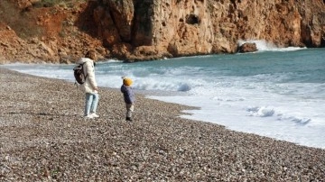 Antalya'da kuvvetli rüzgar ve sağanak yerini güneşli havaya bıraktı