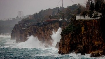 Antalya'da kuvvetli rüzgar ve yağış etkili oluyor