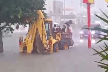 Antalya'da mahsur kalan kadınlar, kepçeyle kurtarıldılar