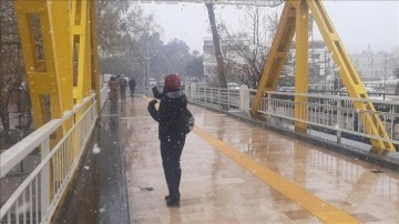 Antalya'nın bazı ilçelerinde kar yağışı etkili oluyor