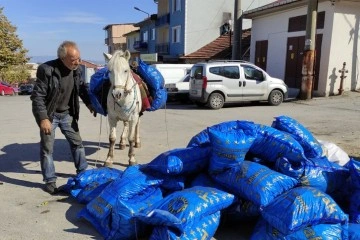 Araçların girmediği mahalleye atıyla yük servisi yapıyor