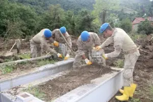 Askerlerin özverilerine selzedelerden övgü dolu sözler